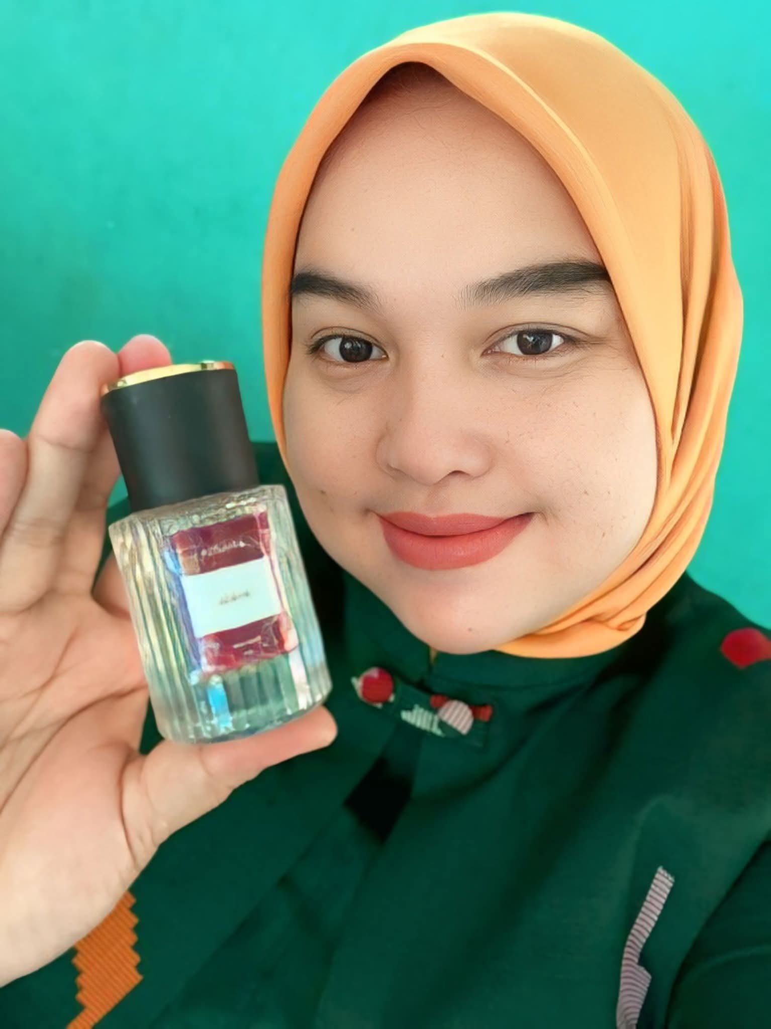 Atri Febrina bersama produk DRAZRA